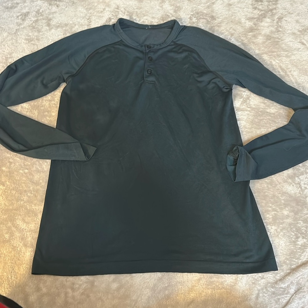 Lululemon men’s metal tech vent Henley in mariner/black